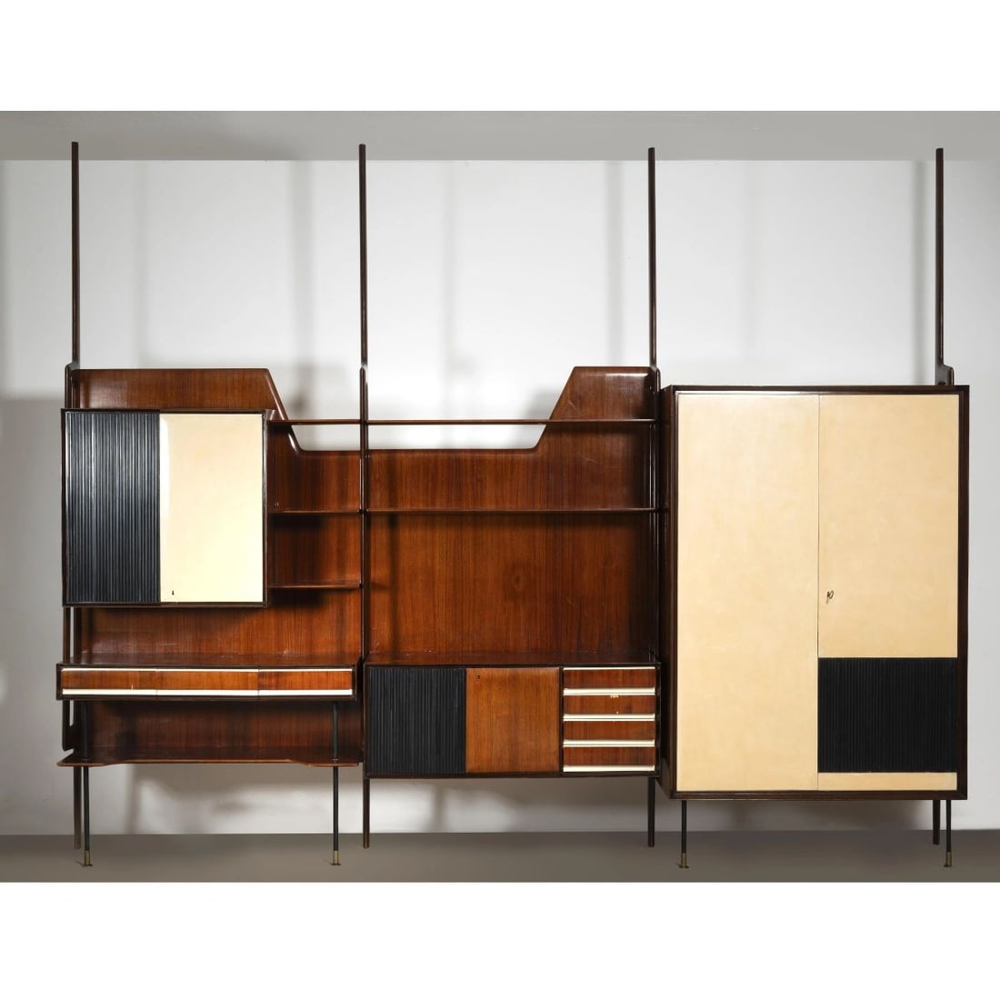 GRANDE MOBILE LIBRERIA: GRANDE MOBILE LIBRERIA in legno e metallo Produzione italia, 1950 circa cm H287xL357xP51 WOOD AND METAL WALL BOOKCASE 