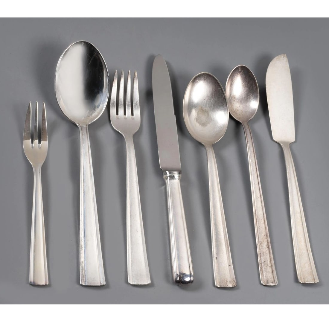 Gio Ponti: Gio Ponti (Milano, 1891 - 1979) SERVITO DI POSATE in metallo Produzione Arthur Krupp, 1950 circa Marchio del produttore 6 forchette da frutta 6 forchette grandi 125 forchette 15 coltelli 8 cucchiai 1
