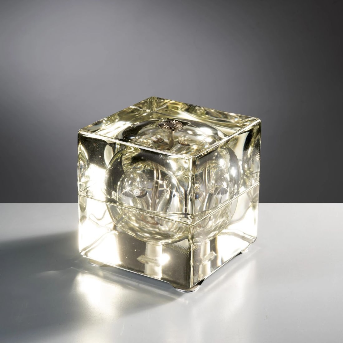 Alessandro Mendini: Alessandro Mendini (Milano, 1931 - 2019) LAMPADA DA TAVOLO MODELLO CUBOSFERA in vetro Produzione Fidenza Vetraria, Italia, 1965 circa cm H17,5xL16xP16 «CUBOSFERA» GLASS TABLE LAMP