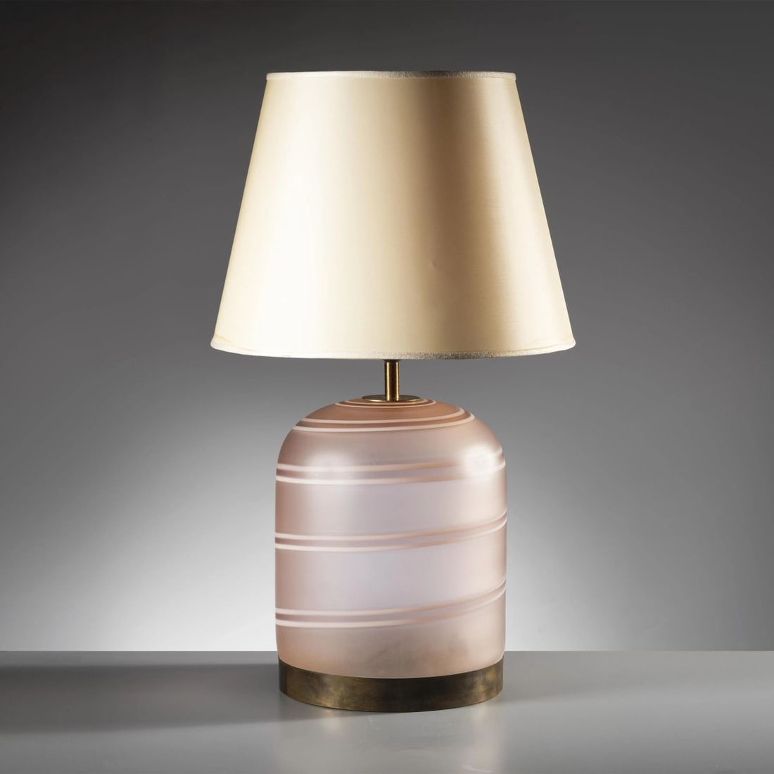 Tommaso Barbi: Tommaso Barbi (Firenze, 1944 - 2015) LAMPADA DA TAVOLO in vetro nei toni del rosa e metallo Produzione Italia, 1970 circa alt. cm 70 e diam. cm 40 PINK GLASS AND METAL TABLE LAMP 