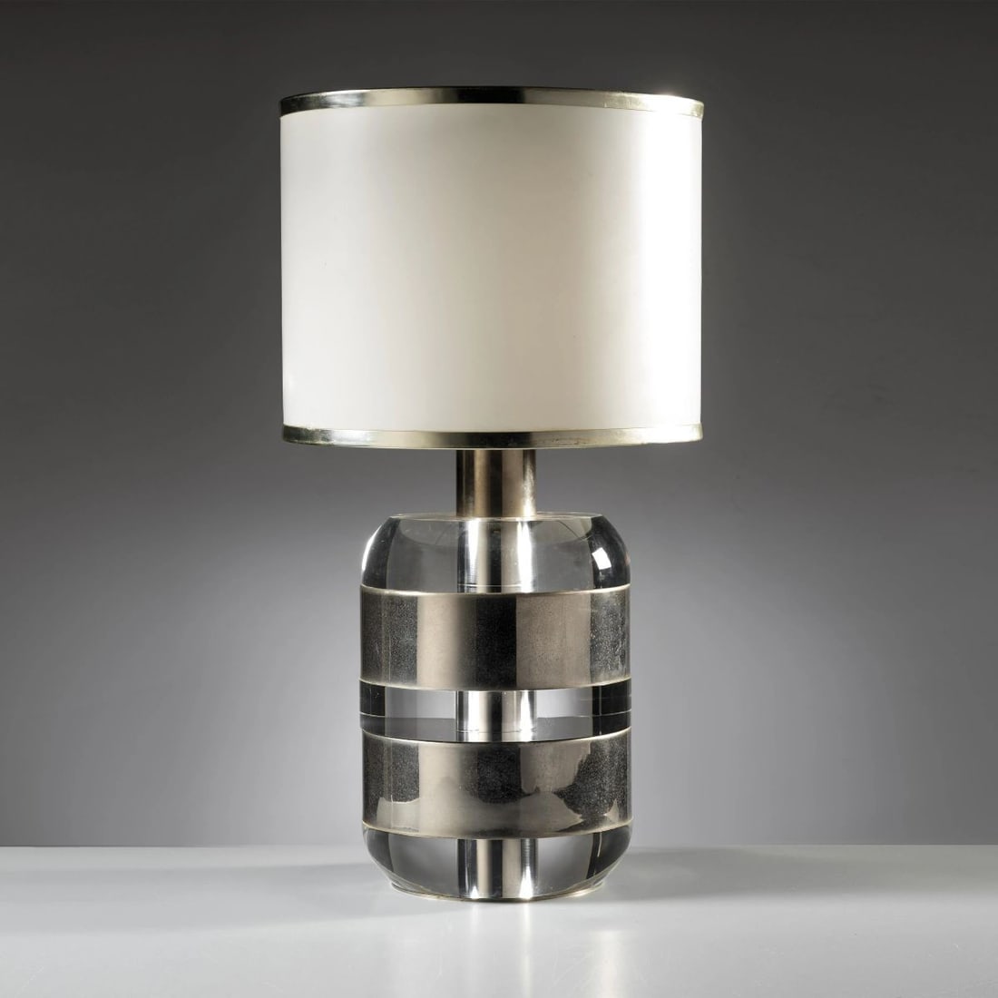 L. Bonan: L. Bonan (Sec. XX) LAMPADA DA TAVOLO in lucite e metallo Produzione Noel B.C., Italia, 1970 circa alt. cm 58,5 diam. cm 31 TABLE LAMP 