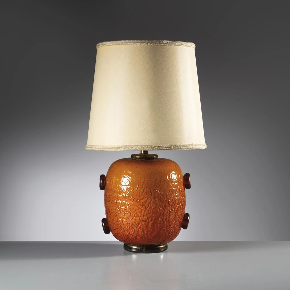 Seguso: Seguso LAMPADA DA TAVOLO in vetro nei toni dell’arancione Produzione Seguso, Murano, 1950 circa alt. cm 44 e diam. cm 25 ORANGE GLASS TABLE LAMP 