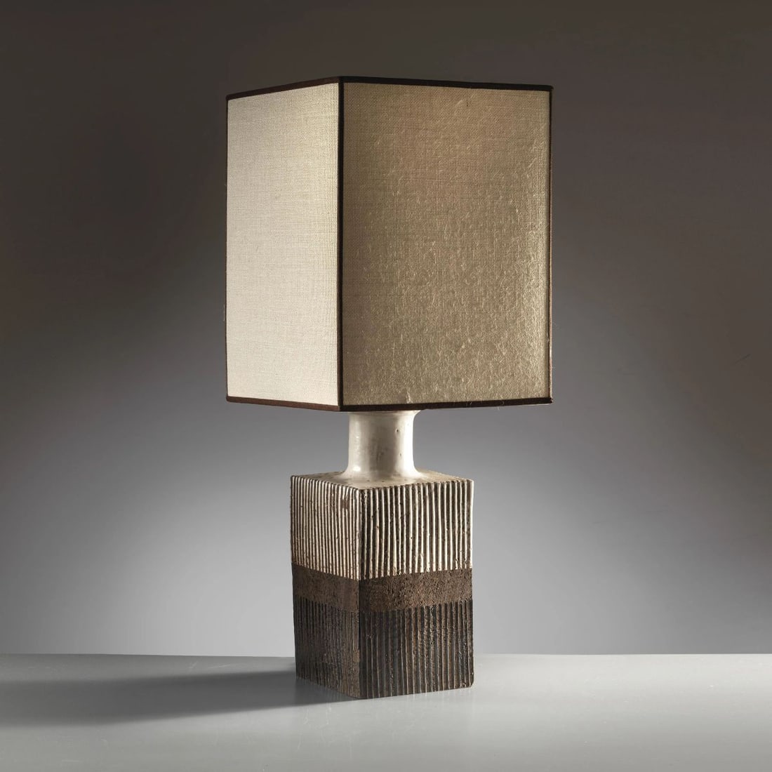 LAMPADA DA TAVOLO: LAMPADA DA TAVOLO in ceramica Produzione Italia, 1965 circa cm H76xL30xP30 CERAMIC TABLE LAMP 