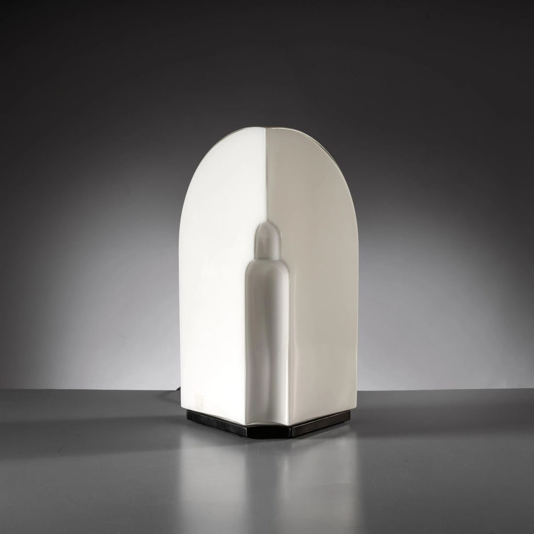 Kazuhide Takahama: Kazuhide Takahama (Nobeoka, 1930 – Bologna, 2010) LAMPADA DA TAVOLO MODELLO TIKI in vetro Produzione Leucos, Italia, 1983 cm H33,5xL19xP13 Bibliografia di confronto S. Pegoraro,