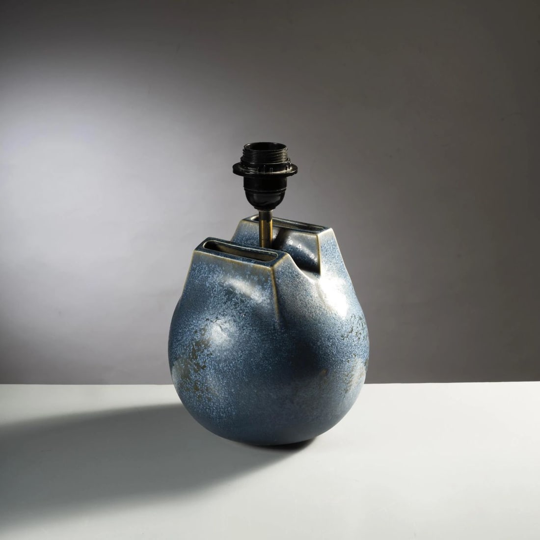 Franco Bucci: Franco Bucci (Colbordolo, 1933 - Pesaro, 2002) LAMPADA DA TAVOLO in ceramica nei toni del blu Produzione Laboratorio Pesaro, Italia, 1970 circa adesivo del produttore alt. cm 41 e diam. cm 17