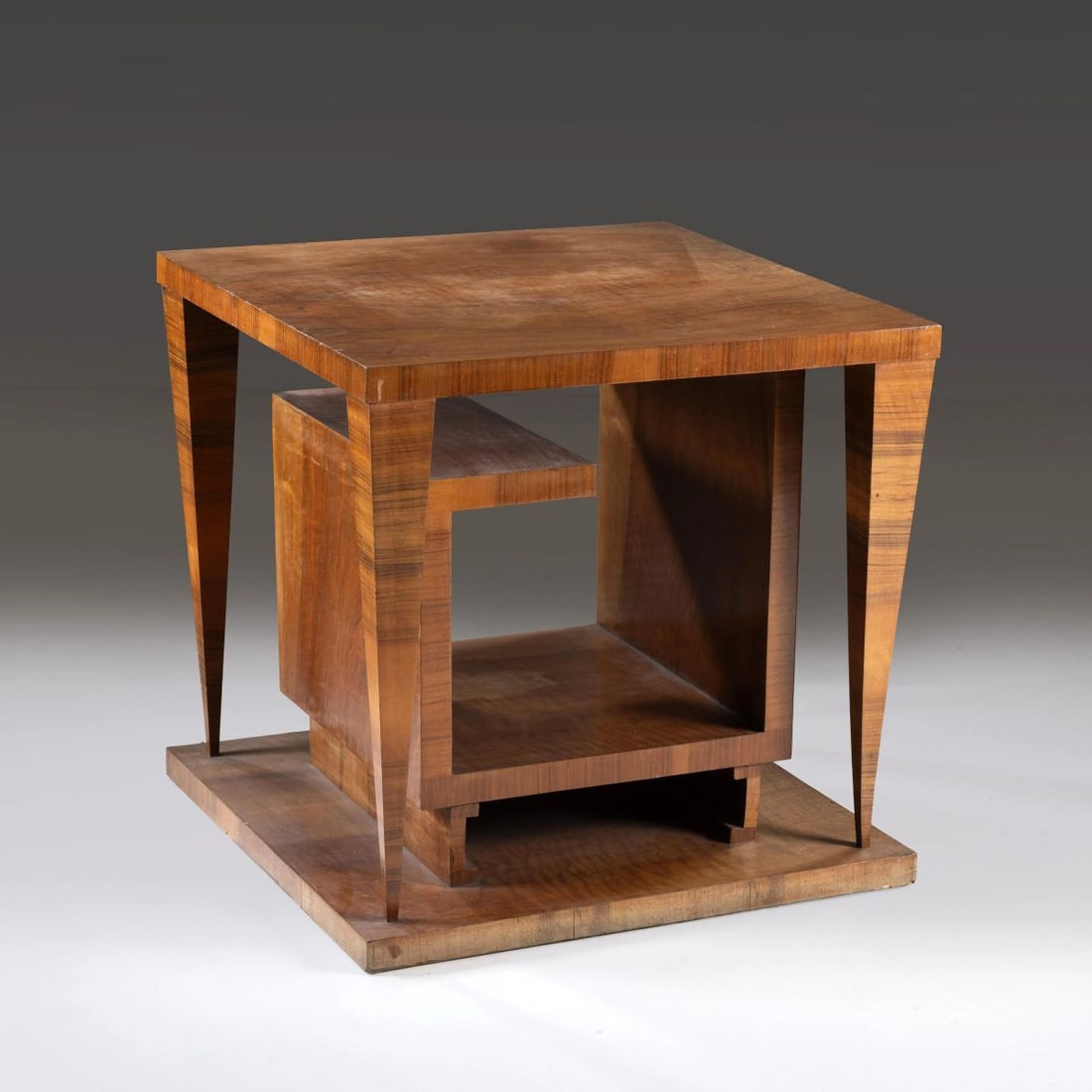 Gio ponti: Gio ponti (Milano, 1891 - 1979) TAVOLO DA CENTRO in legno Produzione Italia, 1935 circa cm H73xL75xP75 Il lotto è accompagnato da un certificato di Gio Ponti Archives WOODEN CENTER