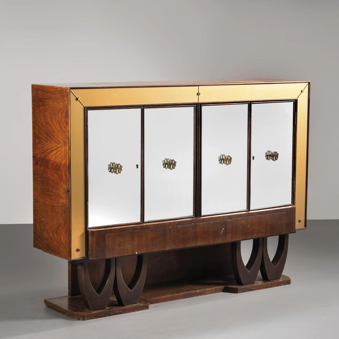 UN MOBILE BAR: UN MOBILE BAR in legno e specchio Produzione Italia, 1950 circa cm H119,5xL157,5xP44 WOODEN AND MIRROR CABINET BAR 