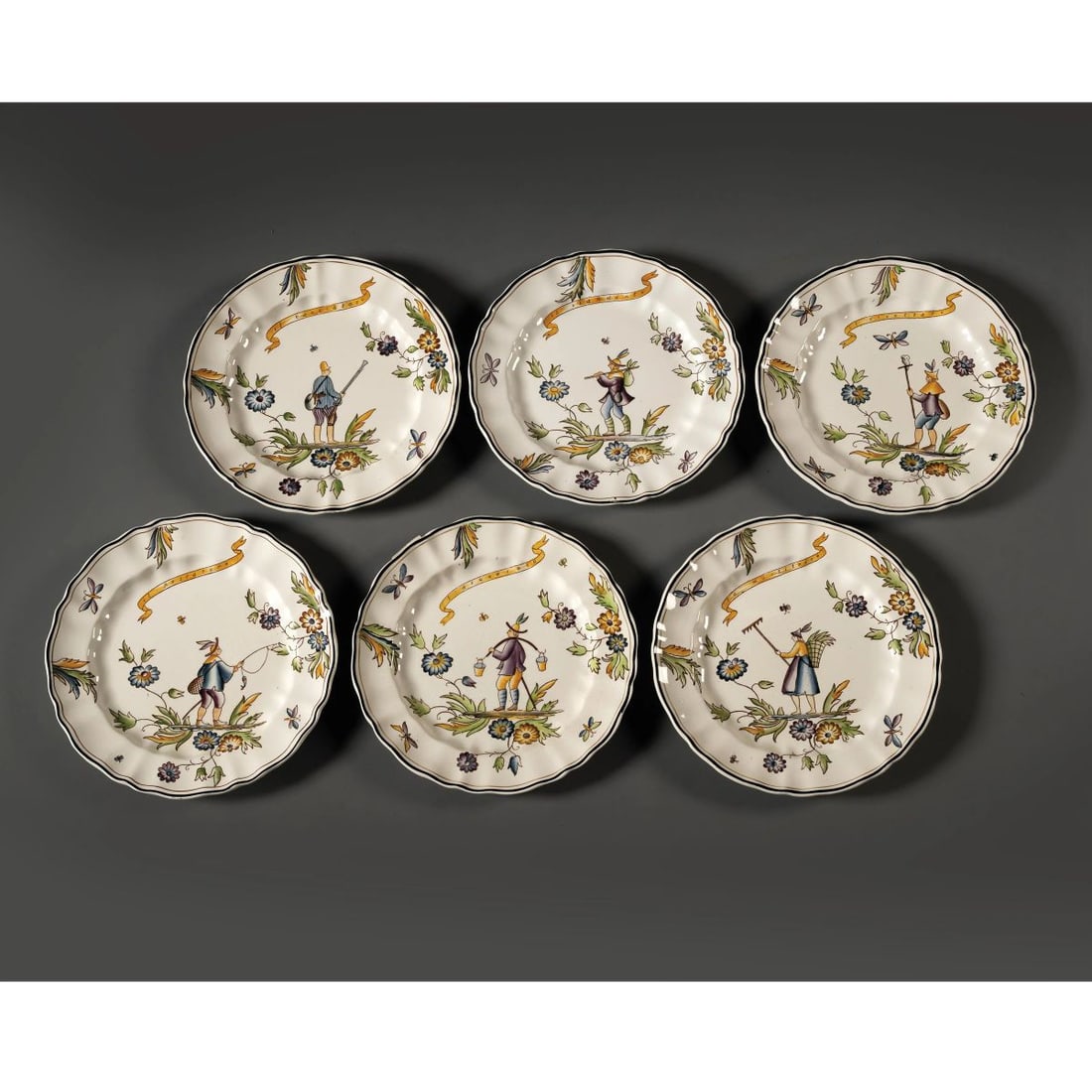 Gio Ponti: Gio Ponti (Milano, 1891 – 1979) SEI PIATTI DELLA SERIE ERMIONE in ceramica Produzione Richard-Ginori, San Cristoforo, 1930 circa marchio del produttore sul fondo alt. cm 22,5 e diam. cm 2