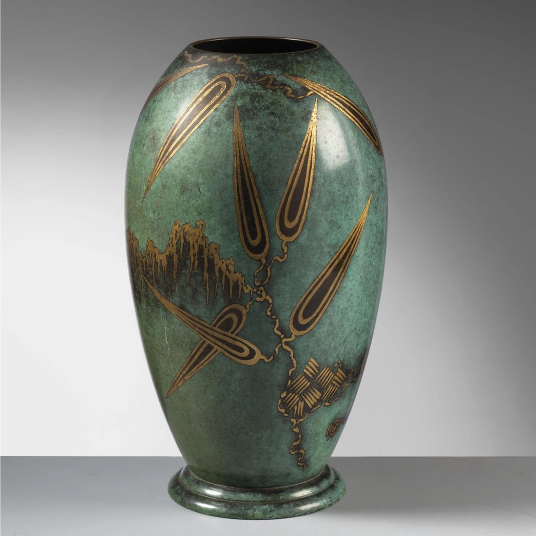 Attr. a Paul Haustein: Attr. a Paul Haustein (Chemnitz, 1880 - Stoccarda, 1944) VASO in metallo, nei toni del verde e dell’oro Produzione WMF Ikora, 1925 circa Marchio sul fondo alt. cm 31 e diam. cm 18 GREEN