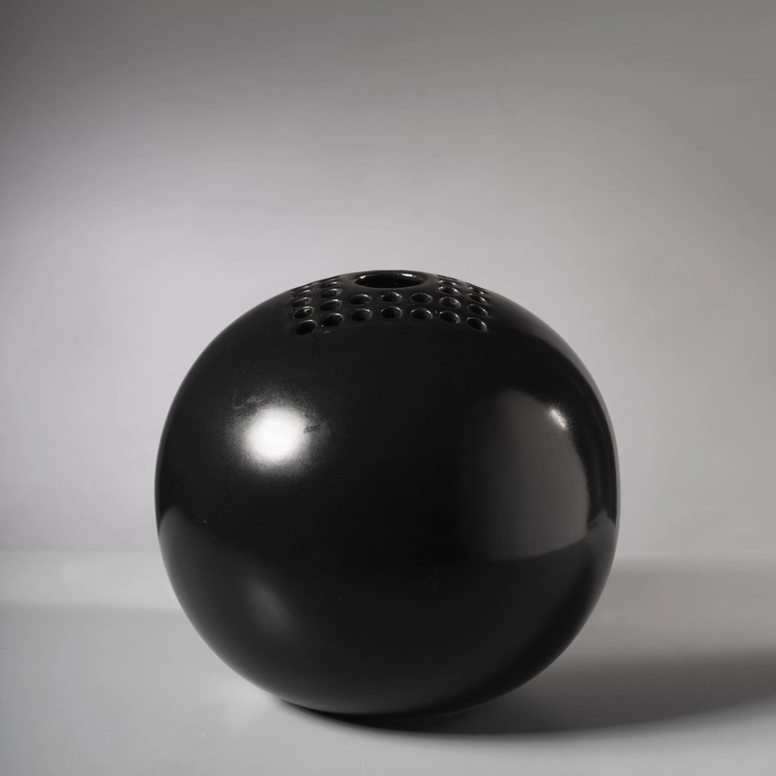 Franco Bucci: Franco Bucci (Pesaro, 1933 - 2002) VASO in ceramica nei toni del nero Produzione Laboratorio Pesaro, Italia, 1970 circa marchio del produttore sul fondo alt. cm 20 e diam. cm 21 BLACK CERAMIC