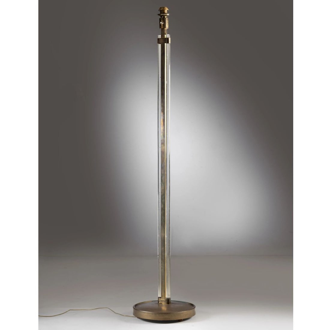 Pietro Chiesa: Pietro Chiesa (Asti, 1858 - Genova, 1915) LAMPADA DA TERRA struttura in metallo e vetro Produzione Italia, 1940 circa alt. cm 180 e diam. cm 35 Bibliografia di confronto Domus 118, 10/1937, p.