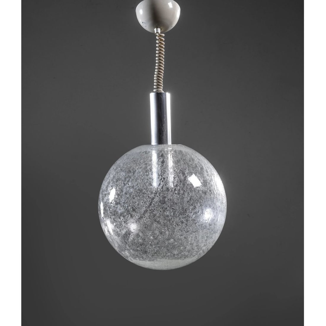 Tobia Scarpa: Tobia Scarpa (Venezia, 1935) LAMPADARIO MODELLO SFERA in vetro e metallo Produzione Flos, Italia, 1964 alt. cm 70 e diam. cm 34 Bibliografia di confronto G. Gramigna, Repertorio del design