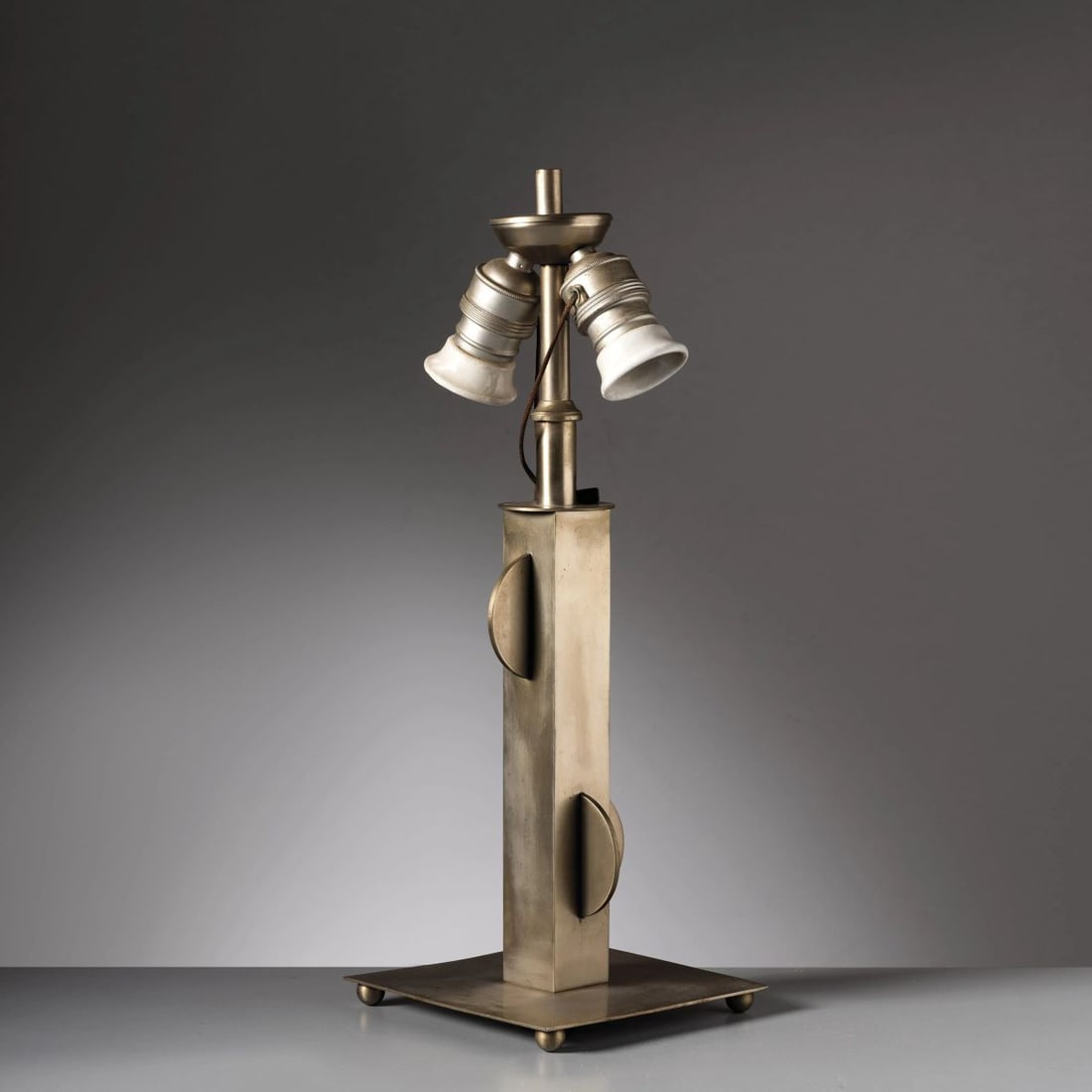 LAMPADA DA TAVOLO : LAMPADA DA TAVOLO in metallo Produzione Italia, 1925 circa cm H45xL16xP16 METAL TABLE LAMP 