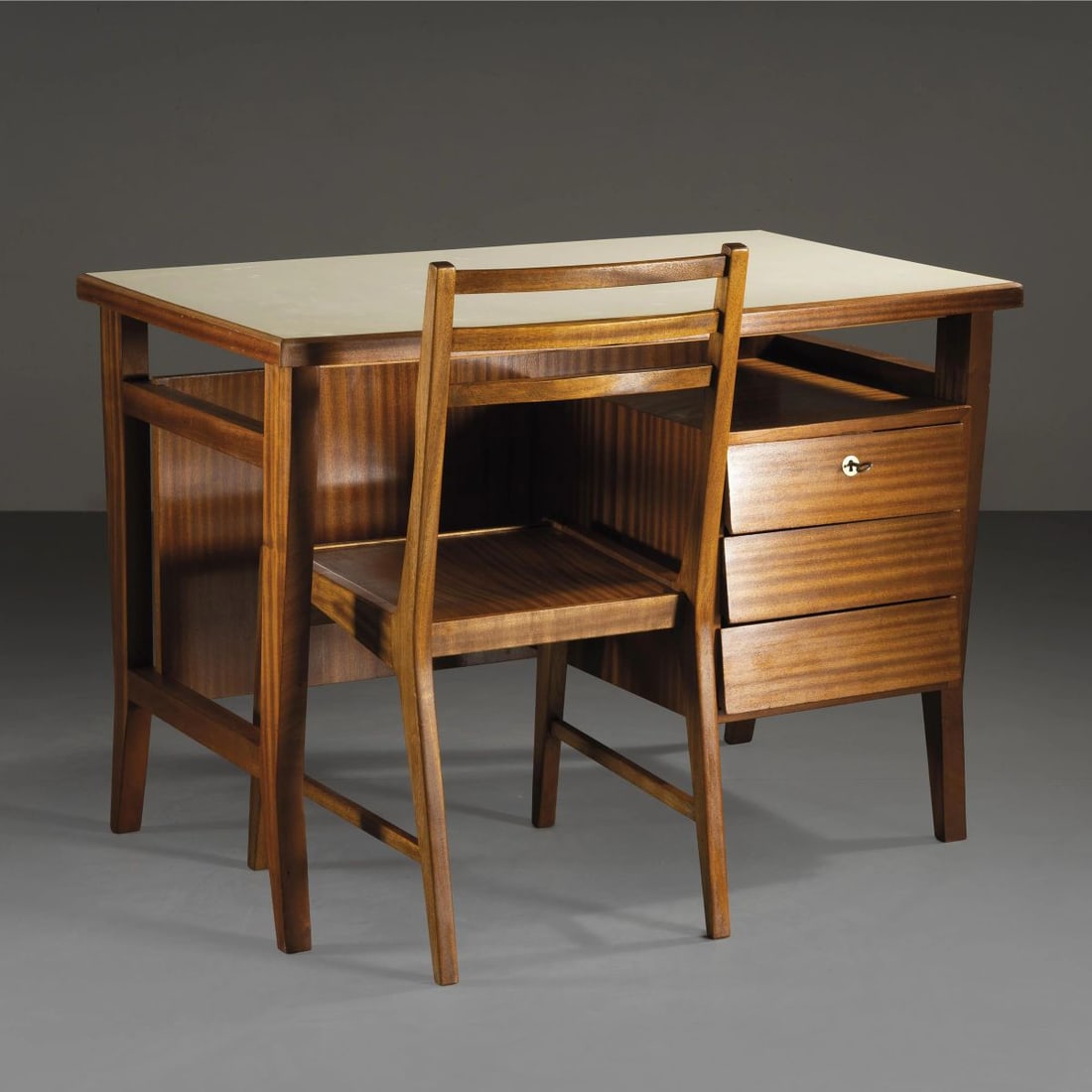 Gio Ponti: Gio Ponti (Milano, 1891 – 1979) SCRIVANIA E SEDIA in legno Produzione Schirolli, Italia, 1960 circa Marchio del produttore sedia cm H89xL44,5xP50 scrivania cm H78xL110xP65 A DESK AND A