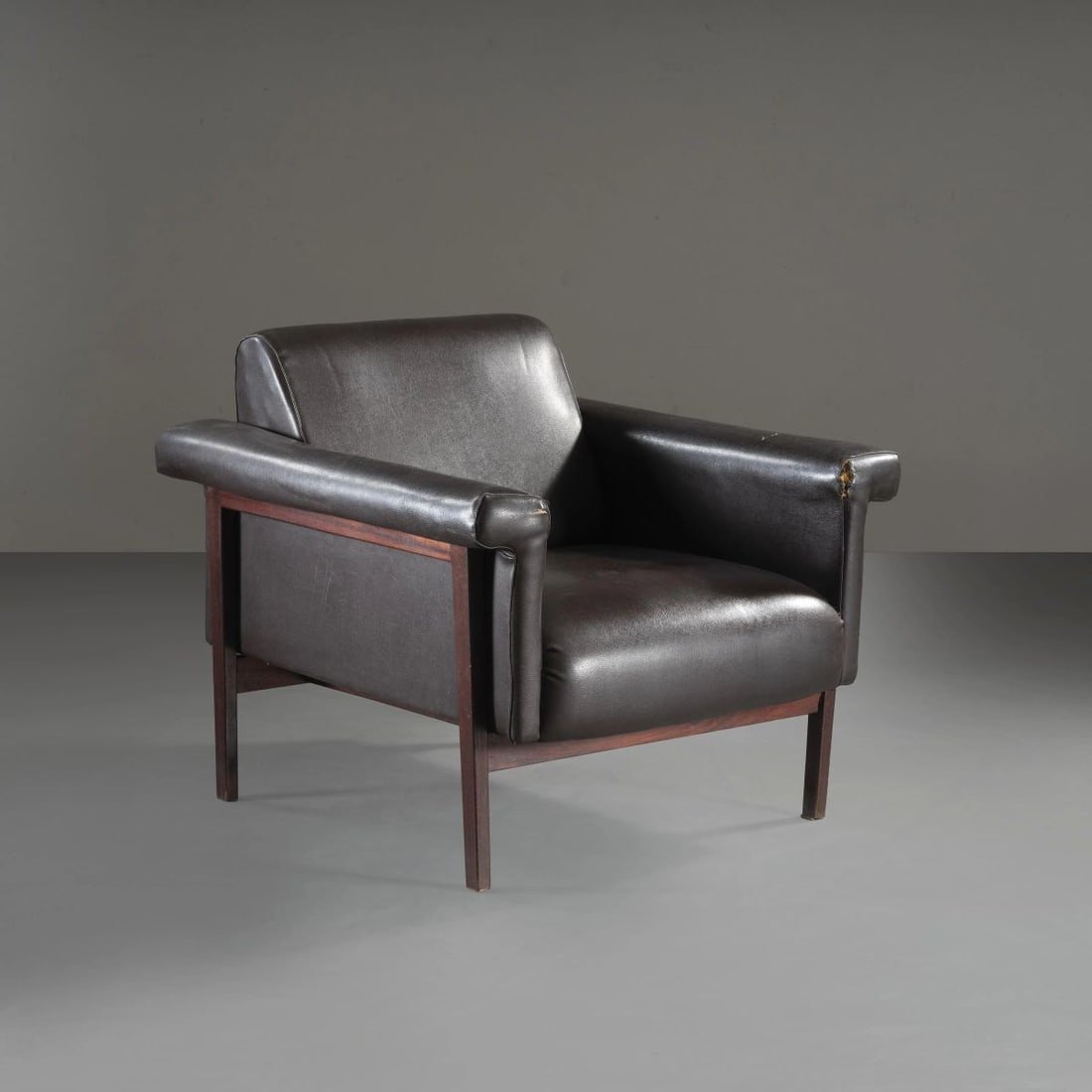 Ettore Sottsass: Ettore Sottsass (Innsbruck, 1917 - 2007) POLTRONA MODELLO CANADA struttura in legno, rivestimento in vinile nei toni del marrone Produzione Poltronova, Agliana, 1955 circa cm H73xL85xP85 