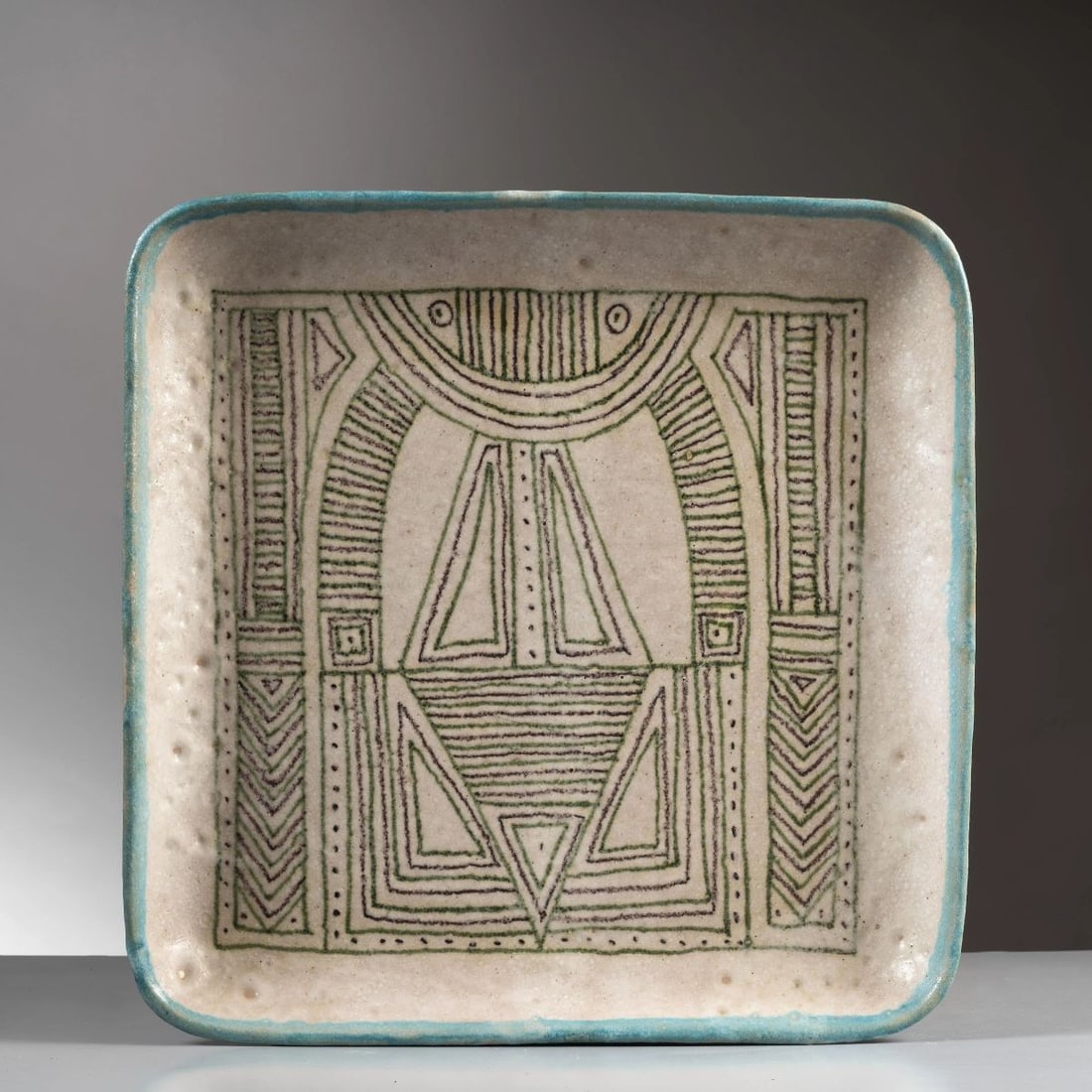 Guido Gambone: Guido Gambone (Montella, 1909 - Firenze, 1969) GRANDE PIATTO in ceramica nei toni del bianco e dell’azzurro Produzione Italia, 1950 circa cm H40xL0xP5 BIG CERAMIC PLATE 