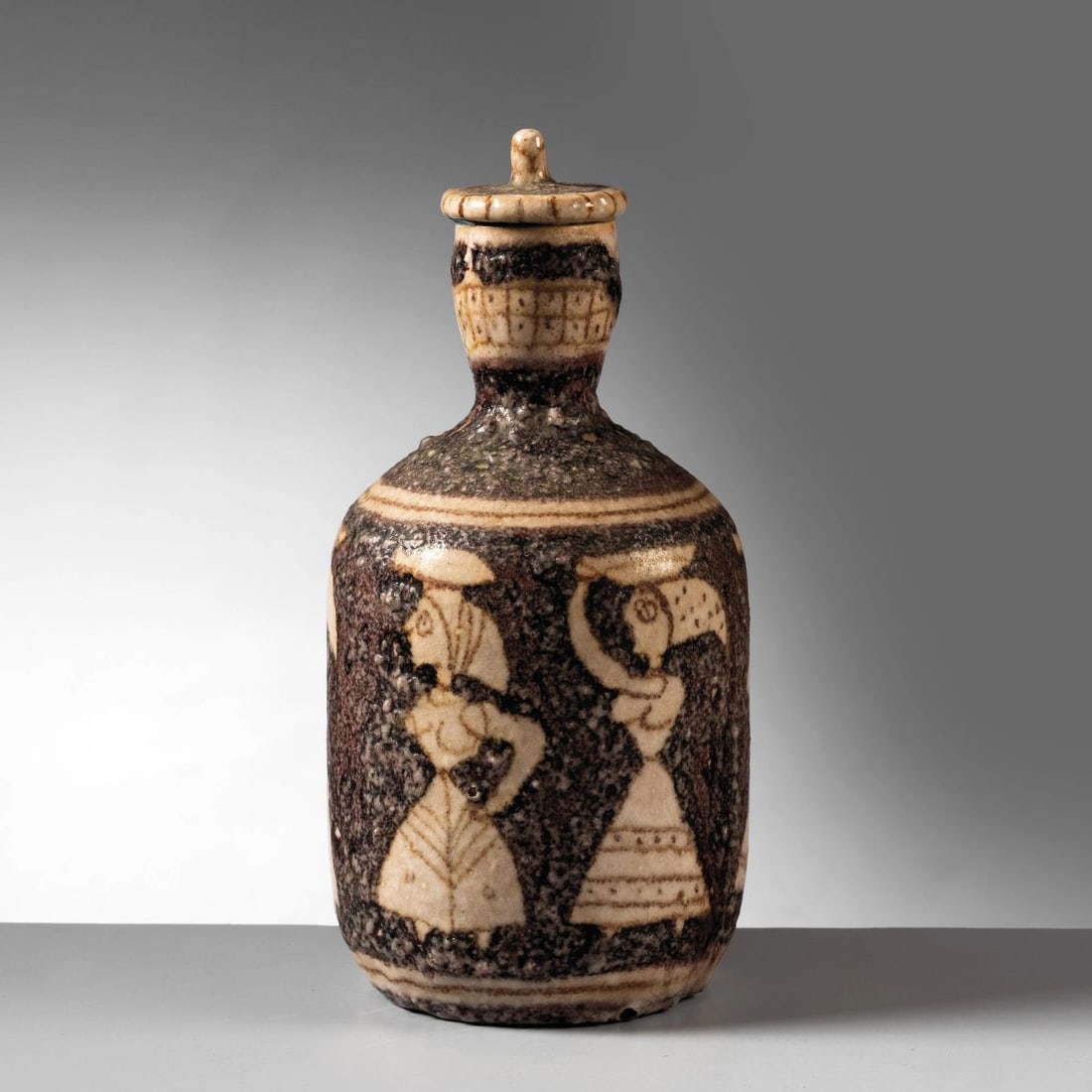 Guido Gambone: Guido Gambone (Montella, 1909 – Firenze, 1969) BOTTIGLIA in ceramica nei toni del marrone Produzione Italia, 1950 circa Firma sul fondo alt. cm 21 e diam. cm 11 CERAMIC BOTTLE 