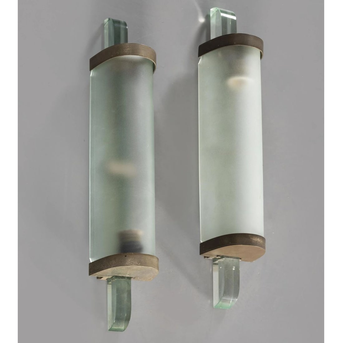 A COUPLE OF METAL AND GLASS APPLIQUES: A COUPLE OF METAL AND GLASS APPLIQUES COPPIA DI APPLIQUES in metallo e vetro Produzione Italia, 1935 circa cm H45xL18xP15