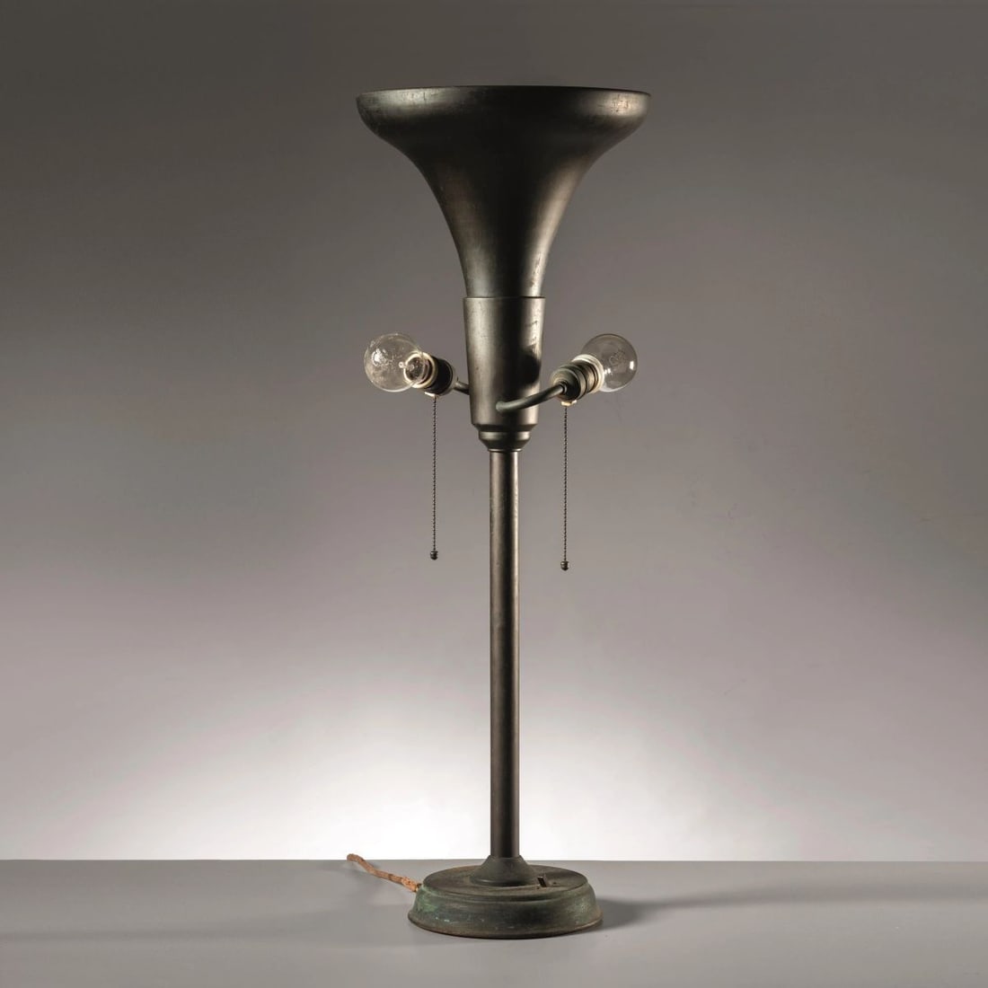 Albert L. Arenberg: Albert L. Arenberg (Sec. XX) THE LUMINATOR TABLE LAMP LAMPADA DA TAVOLO MODELLO THE LUMINATOR in metallo Produzione Luminator Inc, Chicago, 1930 circa Etichetta del produttore alt. cm 84 e diam. cm 30