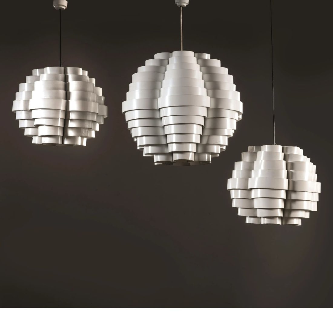 Elio Martinelli: Elio Martinelli (Lucca, 1922 - 2004) «TORNADO» CEILING LAMP LAMPADARIO MODELLO TORNADO PICCOLA in metallo laccato nei toni del bianco Produzione Martinelli Luce, Italia, 1970 circa alt. cm 40 e