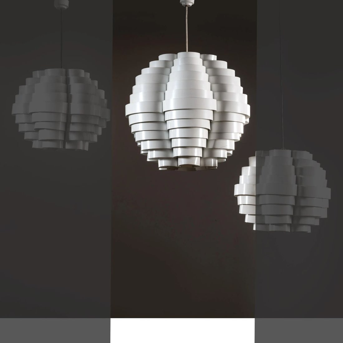 Elio Martinelli: Elio Martinelli (Lucca, 1922 - 2004) «TORNADO» CEILING LAMP LAMPADARIO MODELLO TORNADO GRANDE in metallo laccato nei toni del bianco Produzione Martinelli Luce, Italia, 1970 circa alt. cm 52 e