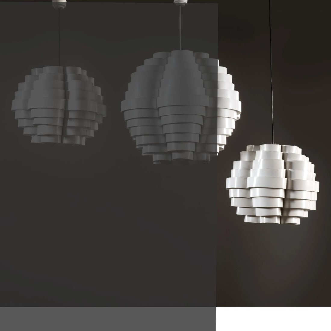 Elio Martinelli: Elio Martinelli (Lucca, 1922 - 2004) «TORNADO» CEILING LAMP LAMPADARIO MODELLO TORNADO PICCOLA in metallo laccato nei toni del bianco Produzione Martinelli Luce, Italia, 1970 circa alt. cm 40 e