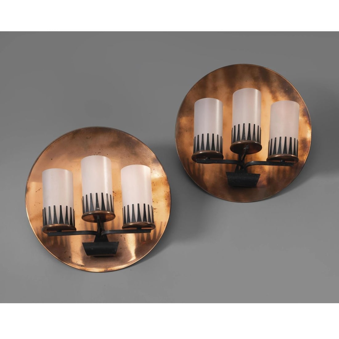 A COUPLE OF COPPER AND PLASTIC APPLIQUES: A COUPLE OF COPPER AND PLASTIC APPLIQUES COPPIA DI APPLIQUES in rame e materiale plastico Produzione Italia, 1960 circa cm H40xL40xP16