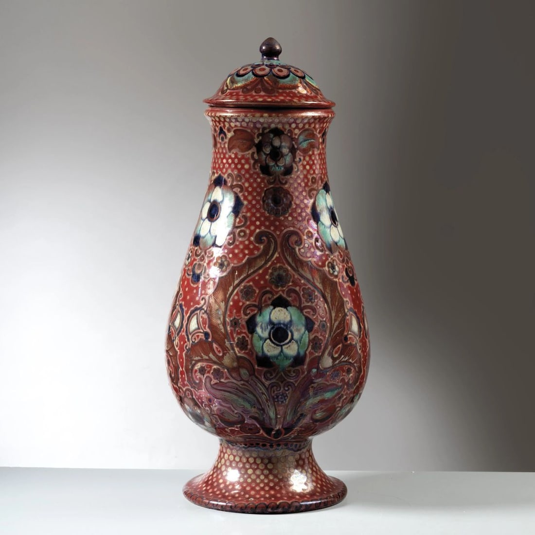 Galileo Chini: Galileo Chini (Firenze, 1873 – 1956) CERAMIC CACHEPOT CACHEPOT in ceramica nei toni del viola, rosa e blu Produzione Italia, 1925 circa firmato sul fondo alt. cm 46 e diam. cm 23