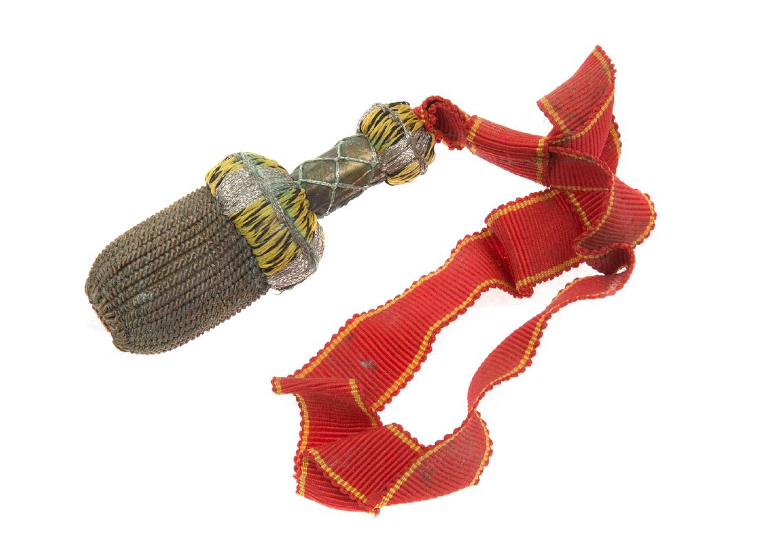 RUSSIAN IMPERIAL DAGGER PORTEPEE KNOT ST. ANNA: Port epée (Lanyard) for Saint Anna presentation weapon, silk ribbon-loop red and yellow sash color, with a pendant in the shape of an acorn with a solid core, braided silver thread.