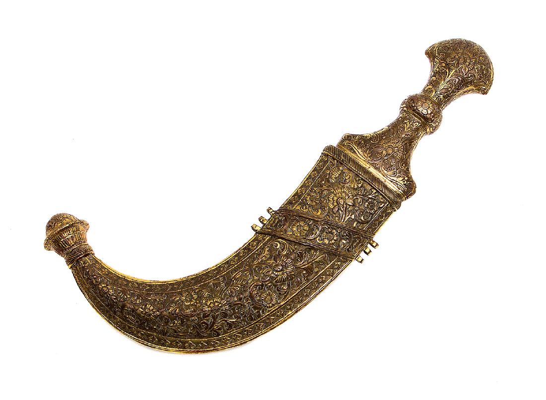 VERY FINE REPOUSSE BRASS INDO ARAB JAMBIYA, 19TH C.: Indo-Arab from Kutch, India. The copper-gilt scabbard and waisted-hilt with embossed floral decoration. The scabbard has a large bulbous finial. Double edged curved pointed blade with thick rib in the