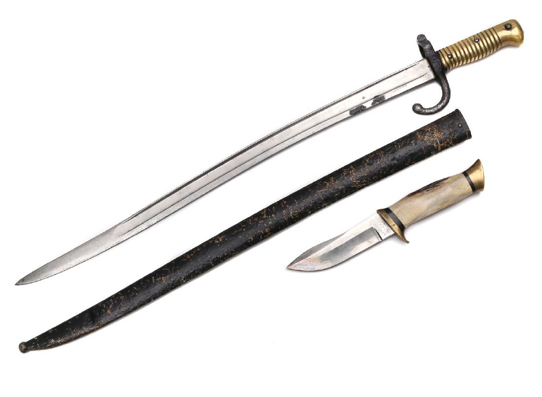 LOT OF FRENCH CHASSEPOT BAYONET AND KNIFE: 1) Chassepot rifle bayonet model 1866, dated 1875 on the rib. 2) American hunting knife by HENDRICKS, NEW ULM, MN, with horn grip and brass mounts, marked blade. Dimensions: L: 10 in., ( 26 cm.)