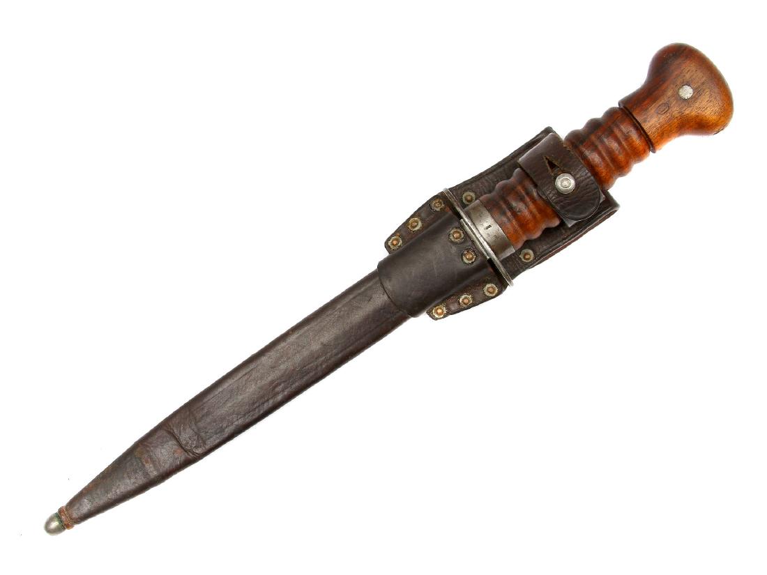 DUTCH TRENCH KNIFE DAGGER, MODEL 1917: Dutch Trench Knife "De 'Stormdolk" Model 1917, blade with clear markings, "Z under the crown" and Crown same marking on the handle ferrule, The wooden hilt is carved in a ribbed pattern, a steel oval 