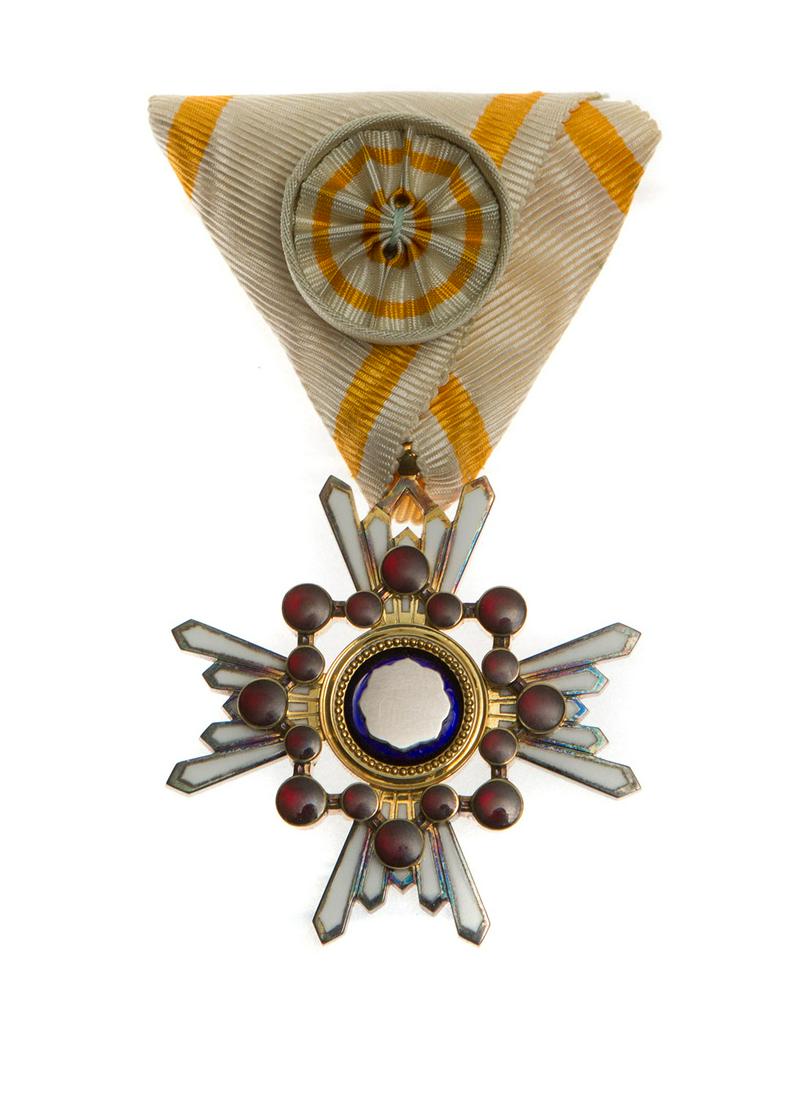 A WWII JAPANESE MILITARY ORDER OF THE SACRED TREASURE (1 of 4)