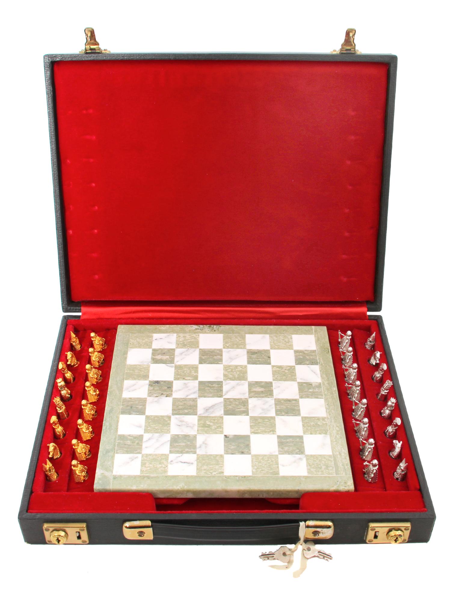 AN ENGLISH GOLD CHESS SET WITH MARBLE BOARD: By the Albion Craft Company, London 1968. The pieces realistically modeled in yellow and rhodium-plated gold, the pawns as stylized trumpeters, with a chequered white and green marble board, in a fitt