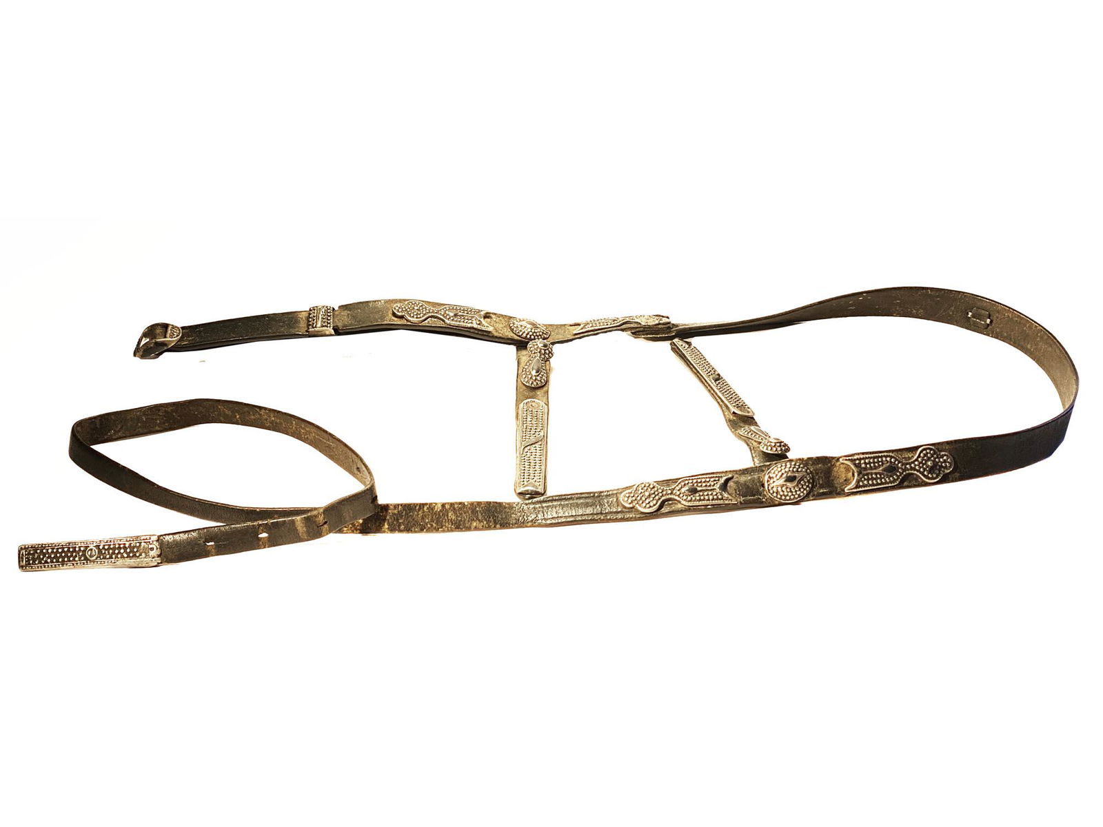 AN ELEGANT CAUCASIAN SILVER-MOUNTED BELT, 19TH CEN. (1 of 4)