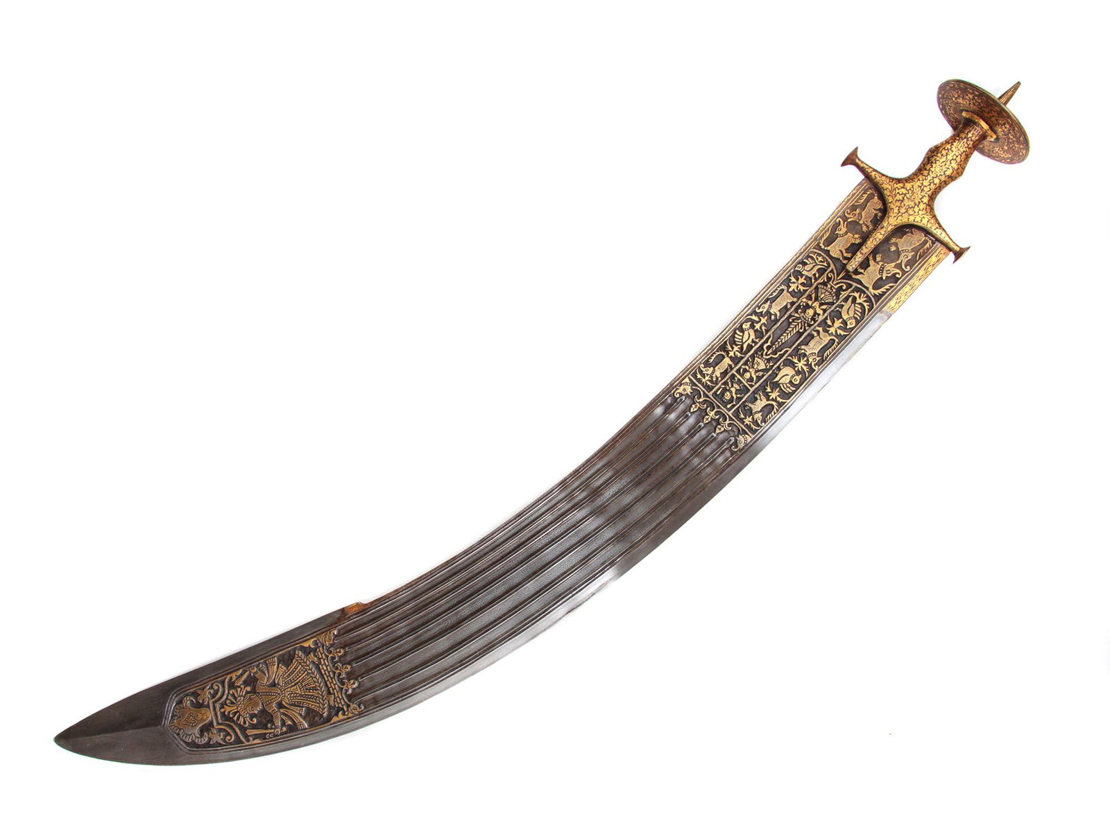 AN INDIAN GOLD KOFTGARI TULWAR SWORD, 19TH C.: A massive Indian gilt tulwar with a wide multi-fullered blade decorated with gilt chiseled figures at the forte and toward its tip. The hilt of characteristic form is in perfect shape and retains all 