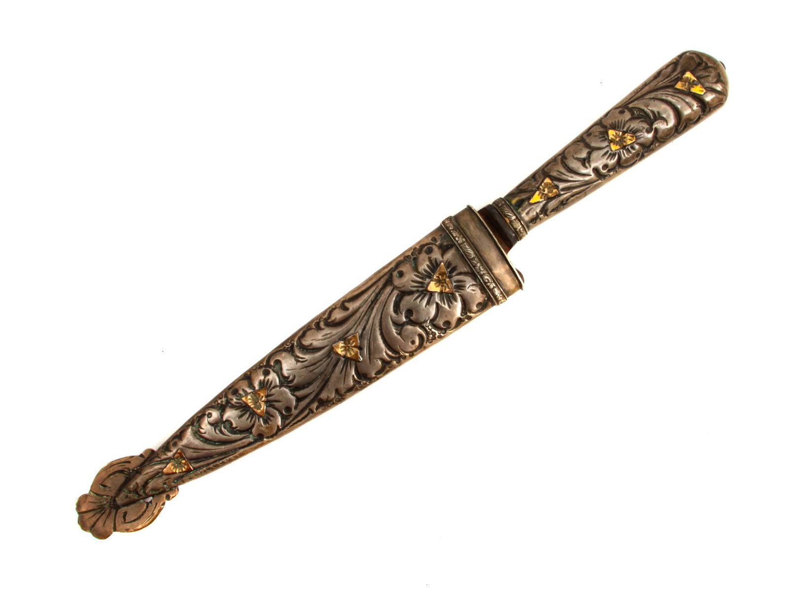 AN ARGENTINIAN GAUCHO KNIFE DAGGER: Nickel silver gaucho knife with embossed hilt and scabbard and decorated with gilt insets, blade is stamped with maker's mark "LA MOVEDIRA INDUSTRIA ARGENTINA" Dimensions: L: 12 in., (30 cm)