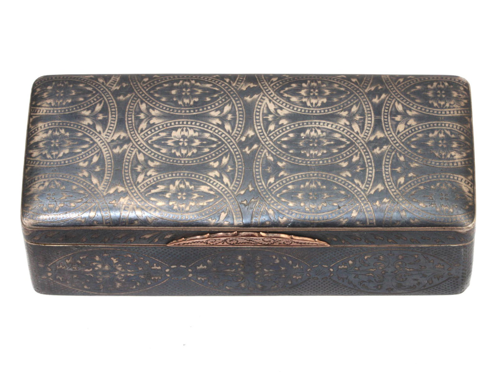 A RUSSIAN SILVER SNUFF BOX 19TH C: A Russian silver tobacco snuff box decorated with niello and engravings. The box is gilded inside, there is a commemorative engraving on the lid: "Brought from Moscow. 20 July 1836. / Presented to Wil