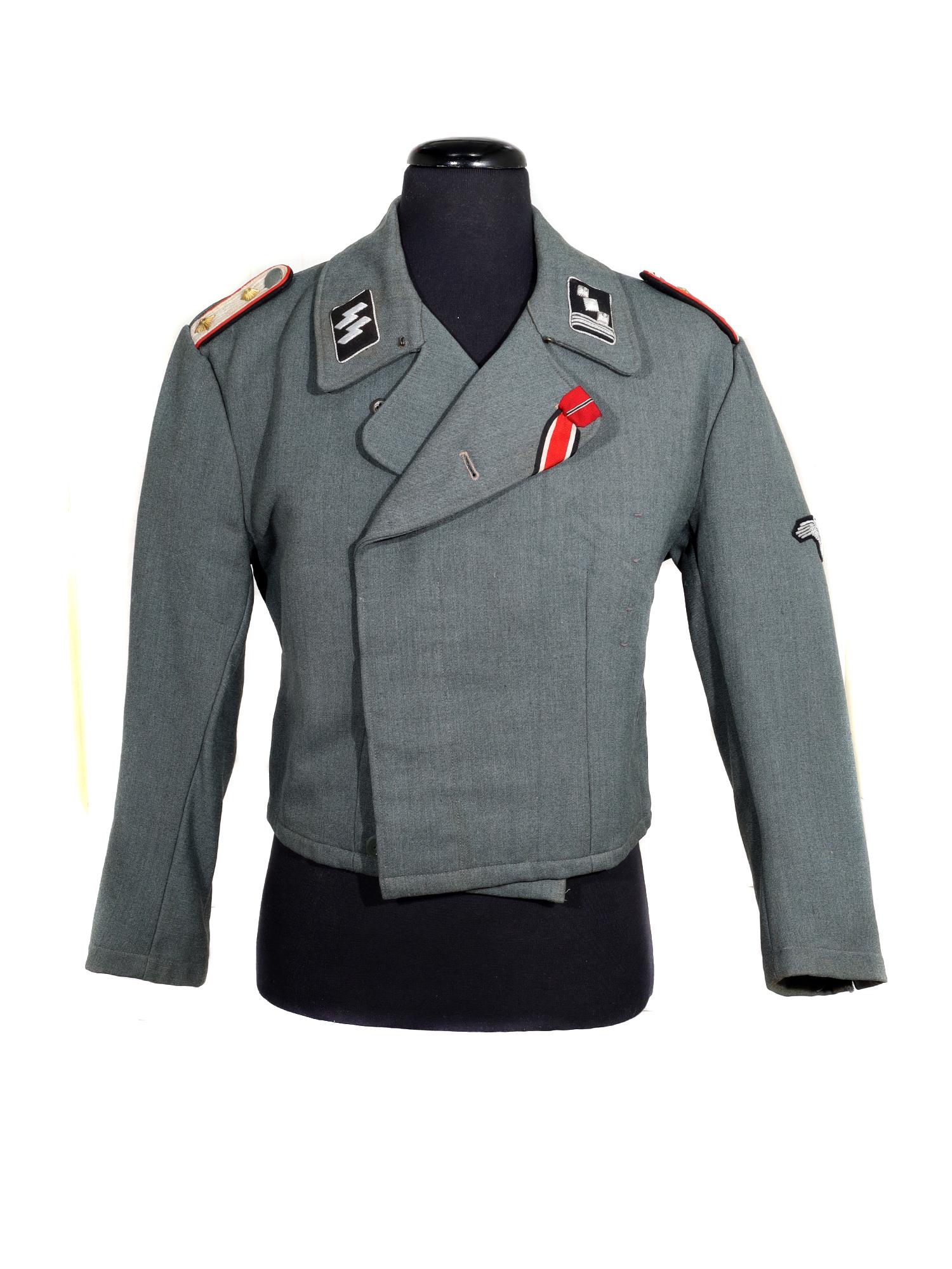 A GERMAN SS HAUPTSTURMFUHRER HITLERJUGEND TUNIC (1 of 15)