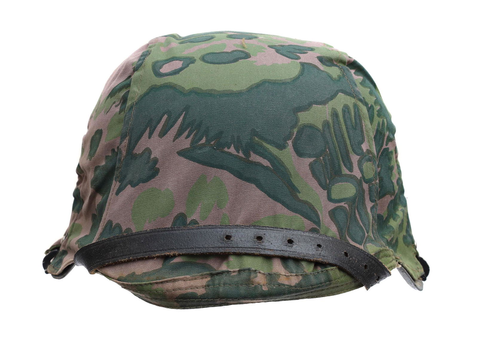 A RARE GERMAN WWII HELMET WITH CAMOUFLAGE (1 of 8)