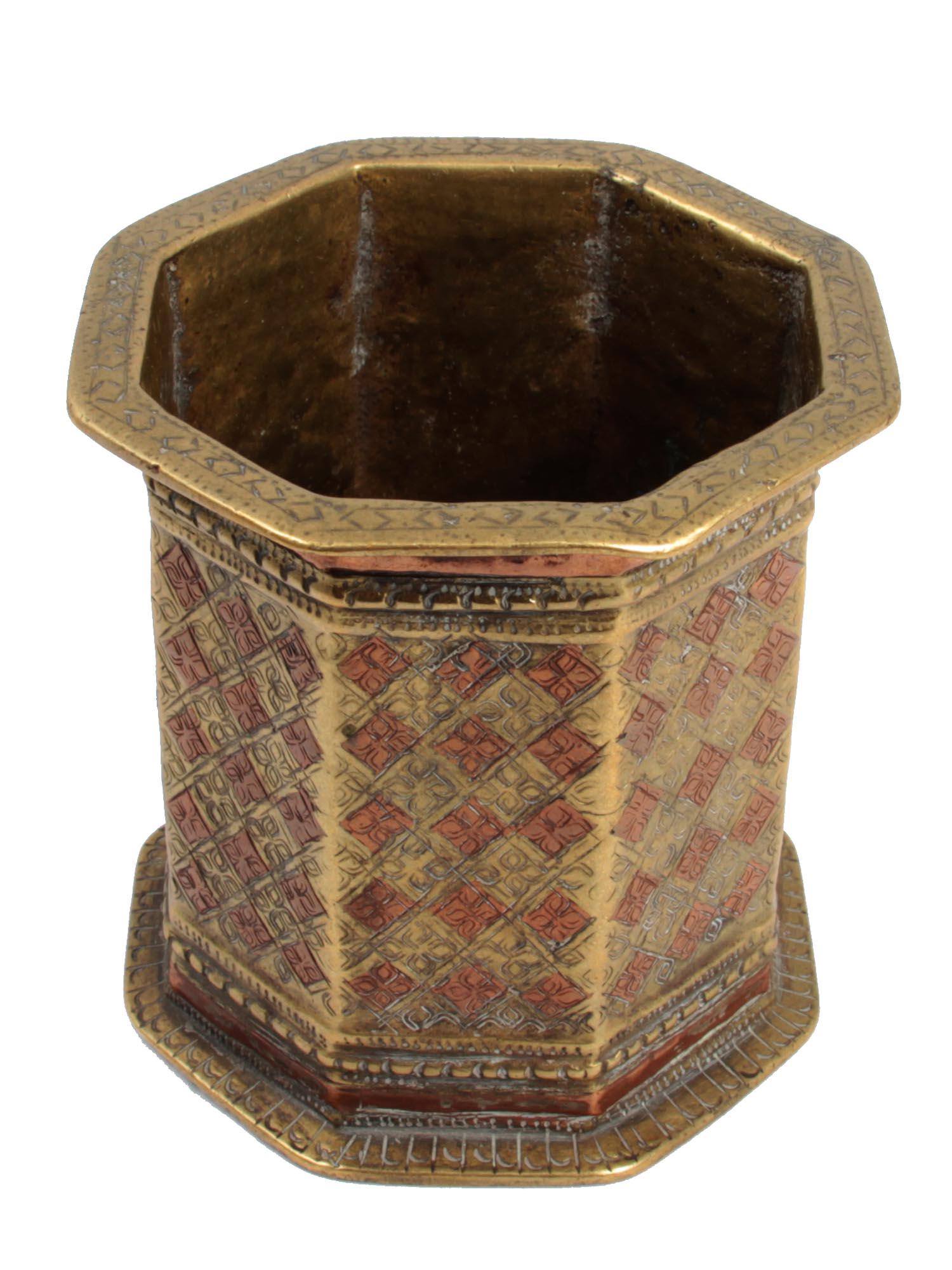 AN ISLAMIC INDIAN OCTAGONAL COPPER PYXIS, 19TH C. (1 of 4)