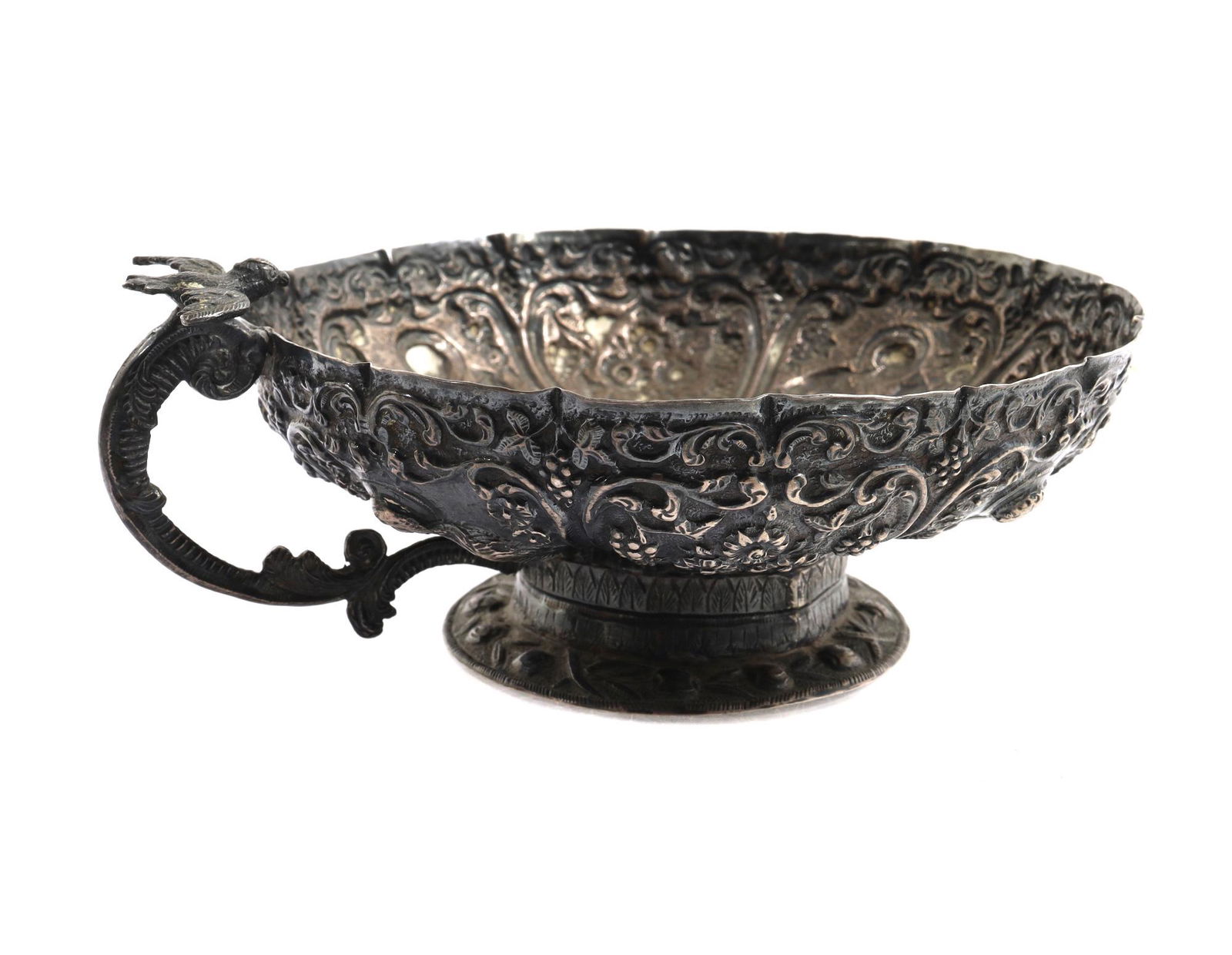 A RARE SILVER GEORGIAN CHASED BOWL, 18TH CEN. (1 of 4)