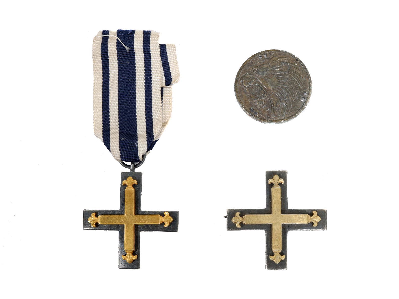 A LOT OF THREE GERMAN WWII MILITARY AWARDS (1 of 5)