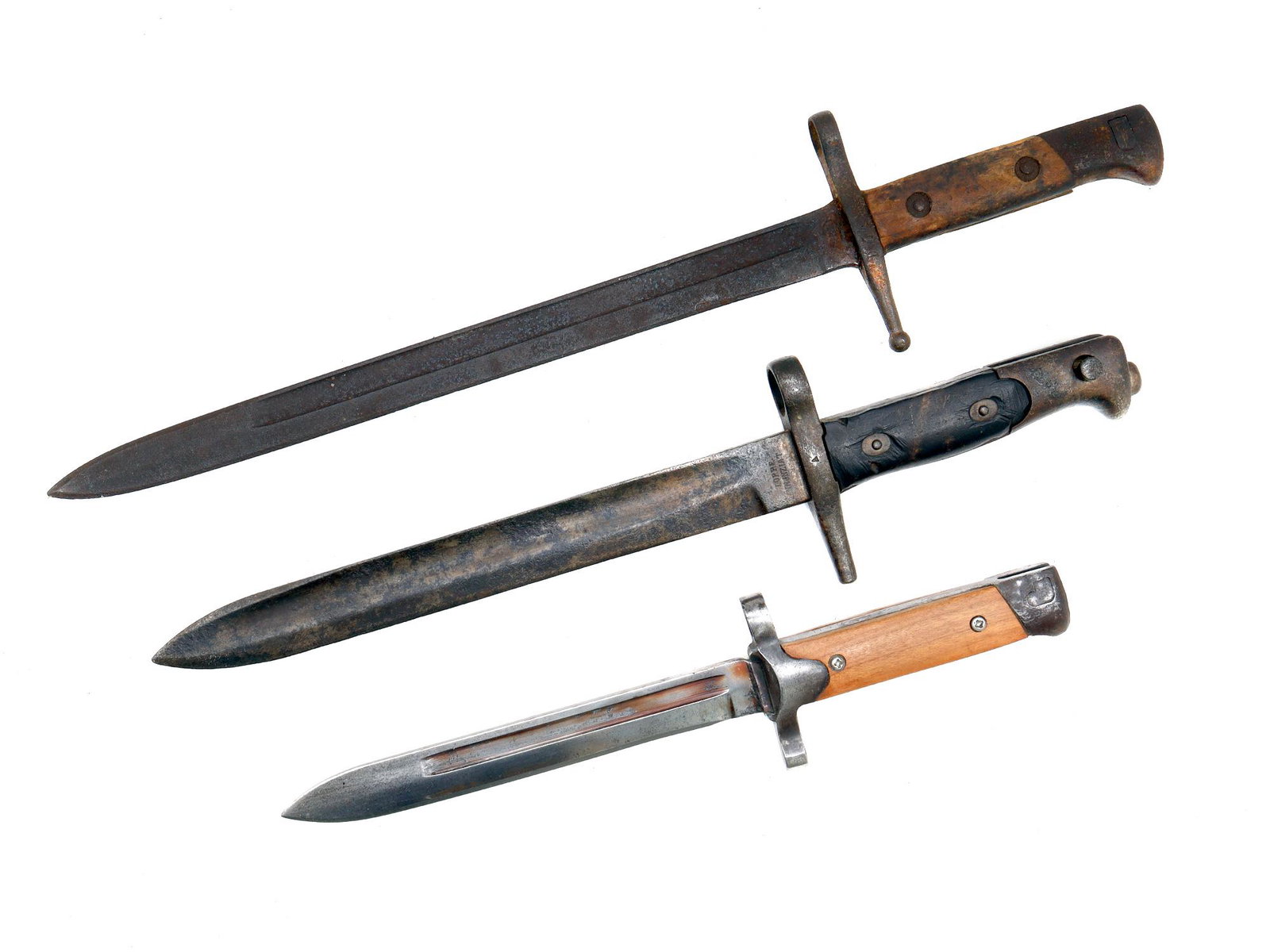 A LOT OF THREE ITALIAN BAYONETS, 19-20 CC.: 1. Bayonet for the 6.5 mm M1891 Mannlicher-Carcano rifle.2. A shortened M1870 bayonet for the 10.4 mm. M1870 Vetterli and M1870/87 Vetterli-Vitali rifles.3. A folding bayonet M1938 for the Mannlicher-