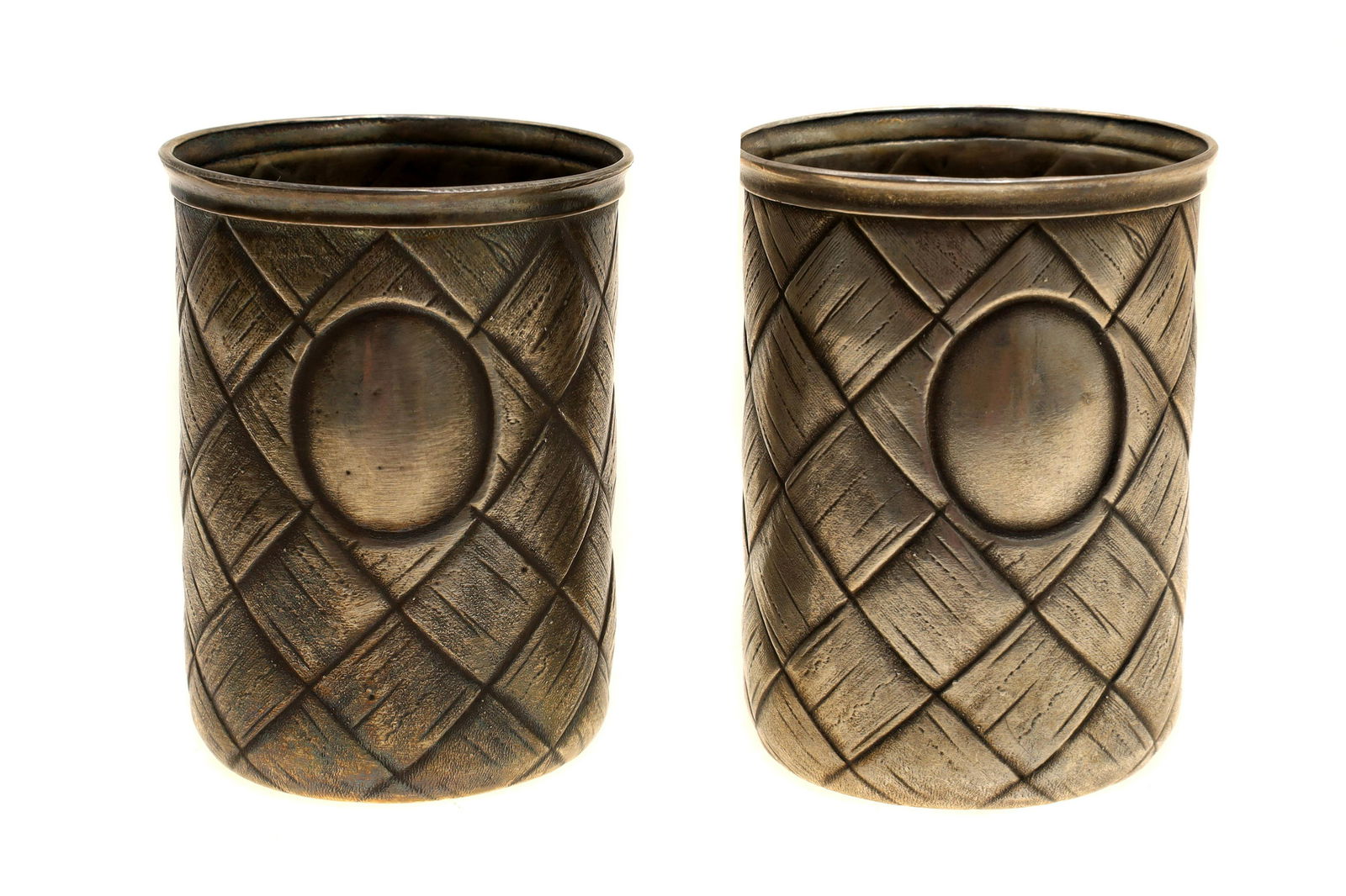 A PAIR OF RUSSIAN SILVER WICKERED VODKA CUPS (1 of 4)