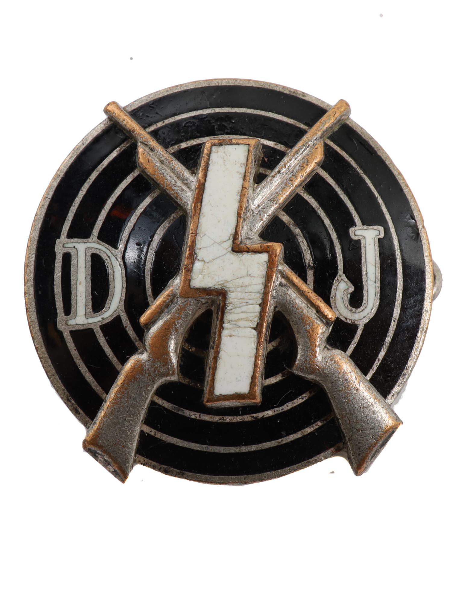 A GERMAN WWII DEUTSCHE YOUTH DJ SHOOTING MARKSMAN BADGE (1 of 2)