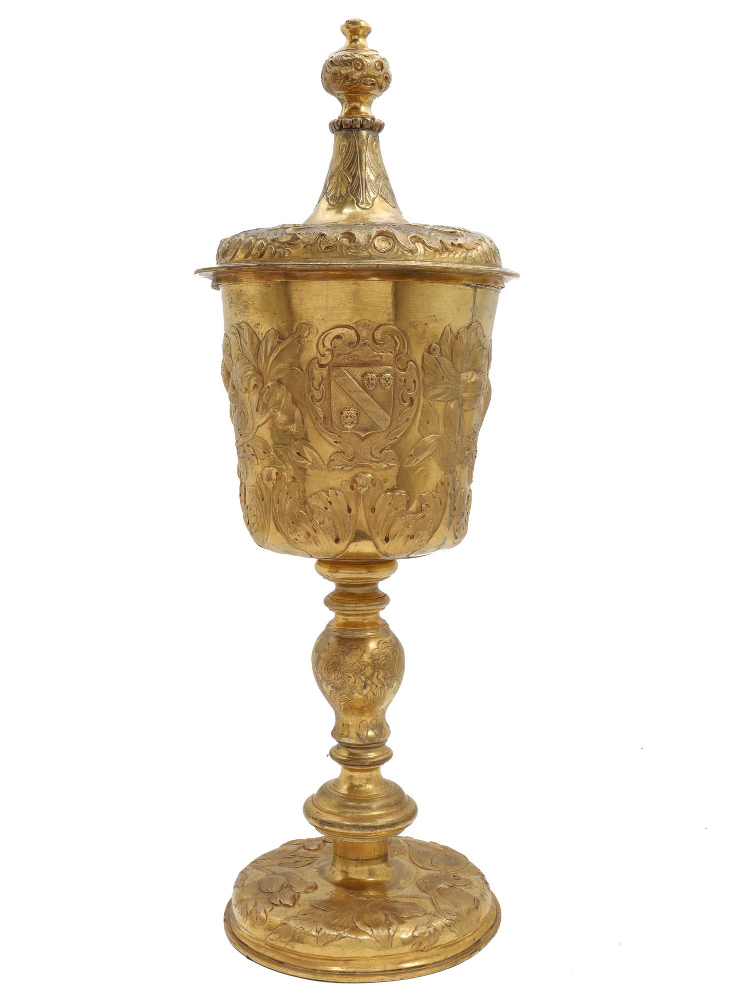 A GILT GERMAN LIDDED GOBLET WITH A CREST, 18TH C (1 of 8)
