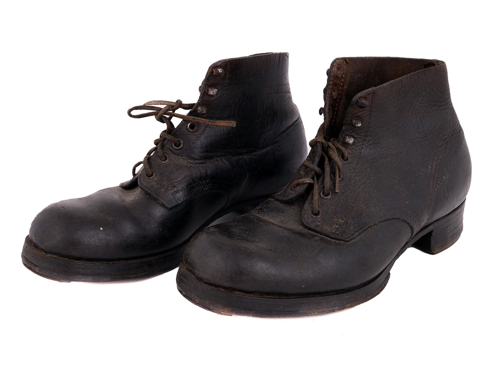 A NAZI GERMAN WW2 WEHRMACHT LOW BOOTS: A Nazi German WW2 Wehrmacht low ankle boots. With nails to the soles and iron horseshoes. Size 42. Dimensions: Size 42.