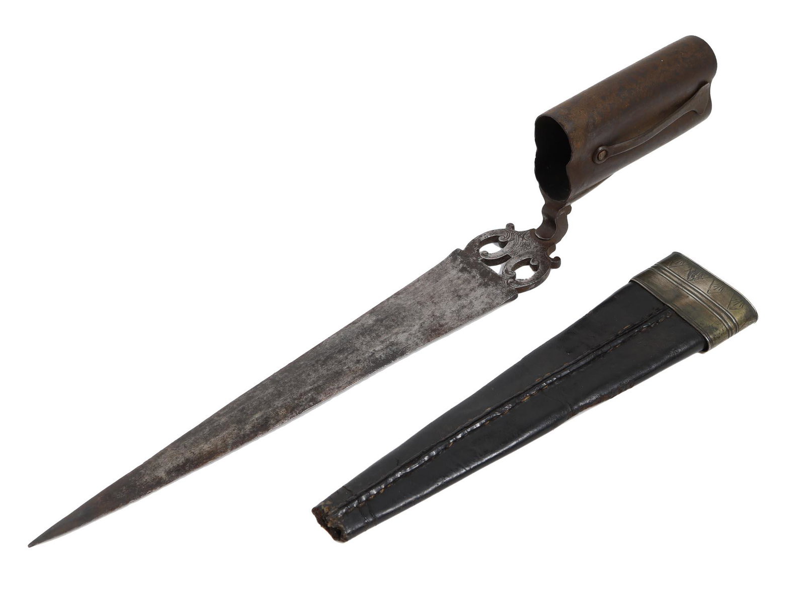 AN ITALIAN 18TH CEN. HUNTING SOCKET PIERCED BAYONET: An 18th-century hunting socket bayonet decorated with engravings. Tapering blade with a pierced floral decoration at the forte. Complete with leather scabbard (tip is missing).Italy, 18ht cen. Dimensi