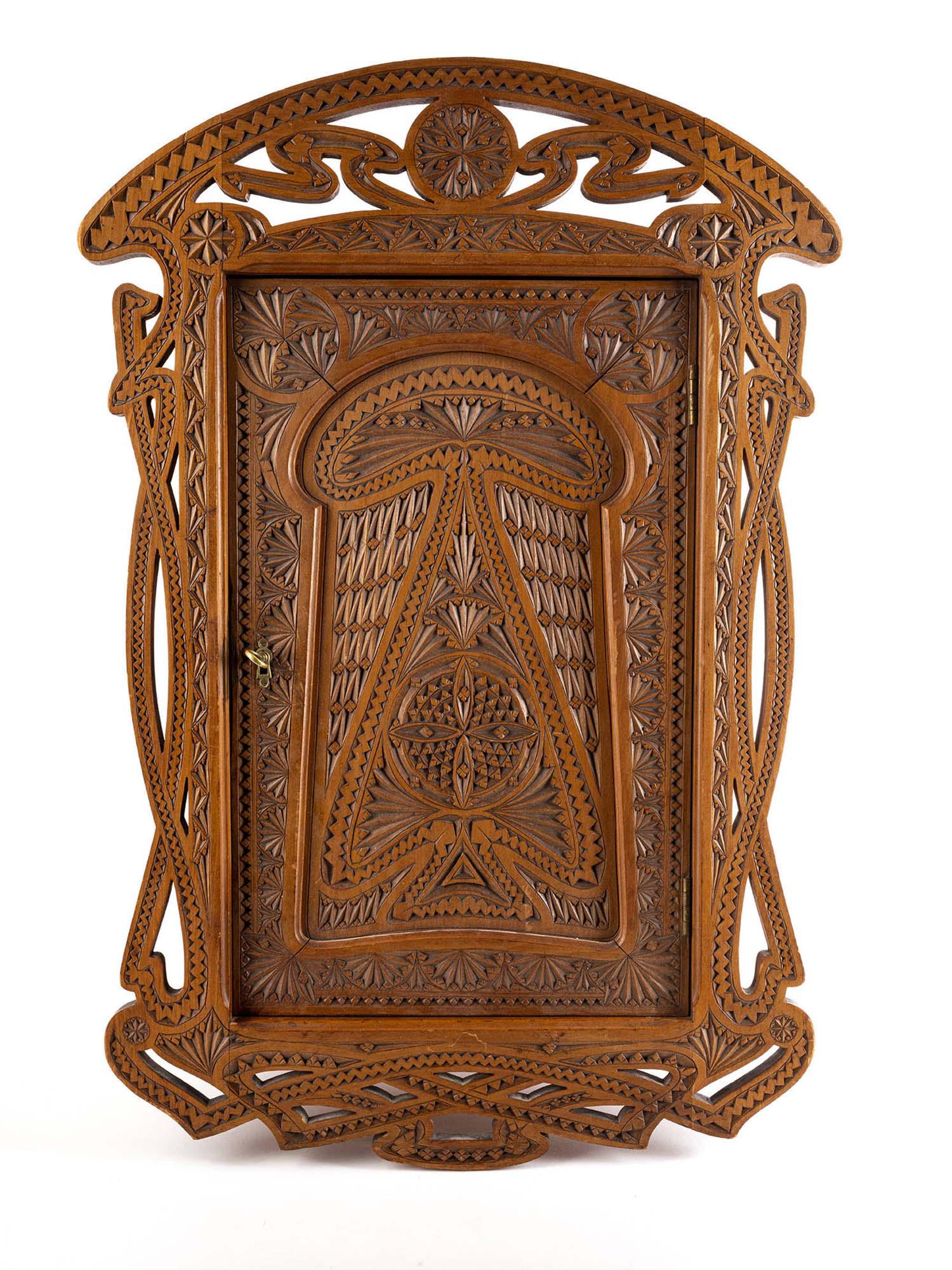 A RUSSIAN CARVED WOOD FURNITURE TO HANG, EARLY 20TH CEN. (1 of 1)